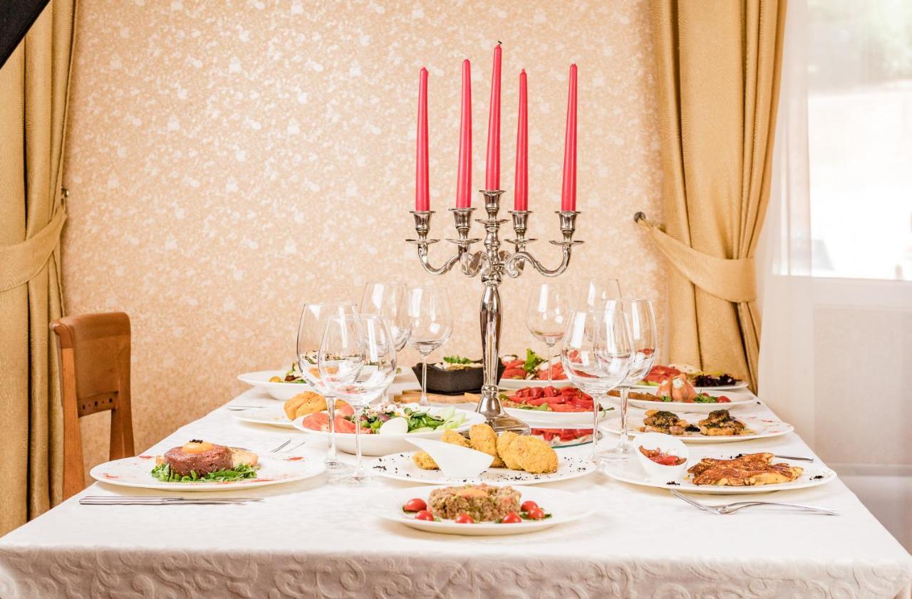 Spa Hotel Dvoretsa Velingrad Exterior foto A table set for a Seder meal