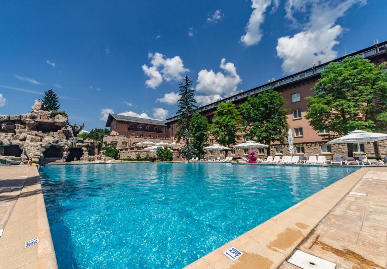 Spa Hotel Dvoretsa Velingrad Exterior foto The outdoor pool at the Hotel