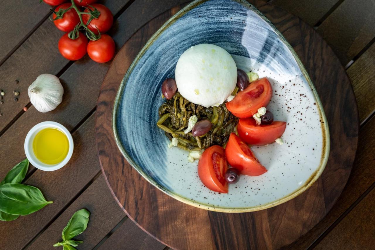 Spa Hotel Dvoretsa Velingrad Exterior foto Mozzarella with tomatoes and olives