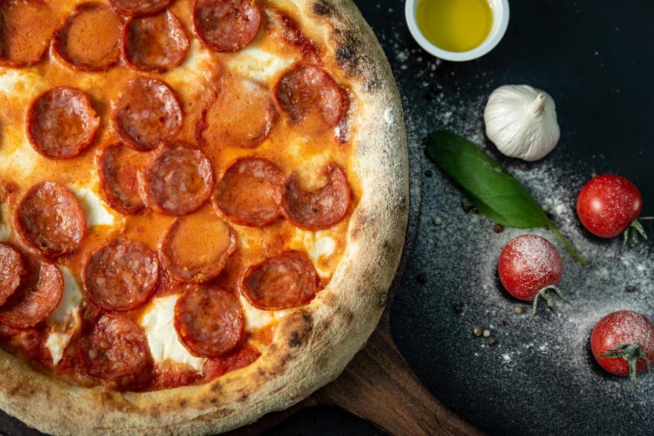 Spa Hotel Dvoretsa Velingrad Exterior foto Pepperoni pizza