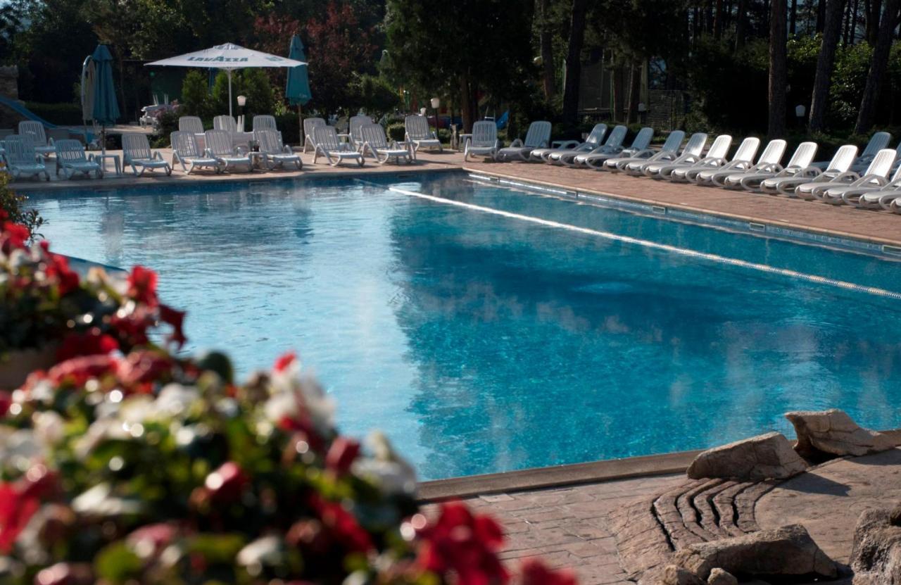 Spa Hotel Dvoretsa Velingrad Exterior foto The swimming pool at the hotel