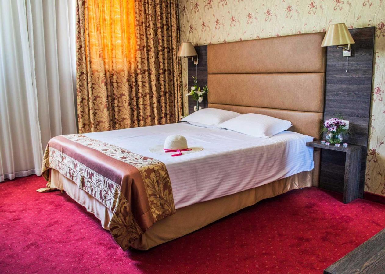 Spa Hotel Dvoretsa Velingrad Exterior foto A bedroom in a hotel