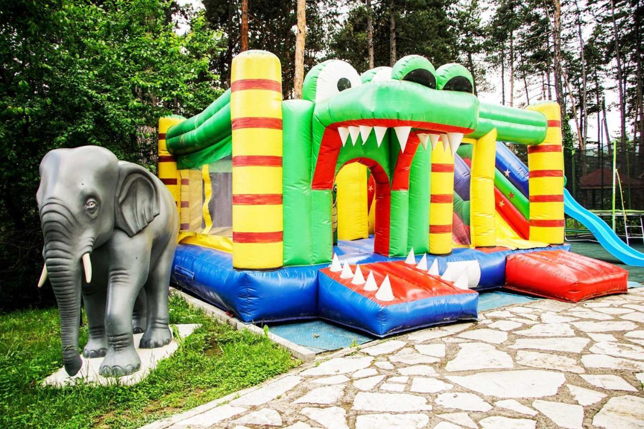 Spa Hotel Dvoretsa Velingrad Exterior foto Inflatable playground