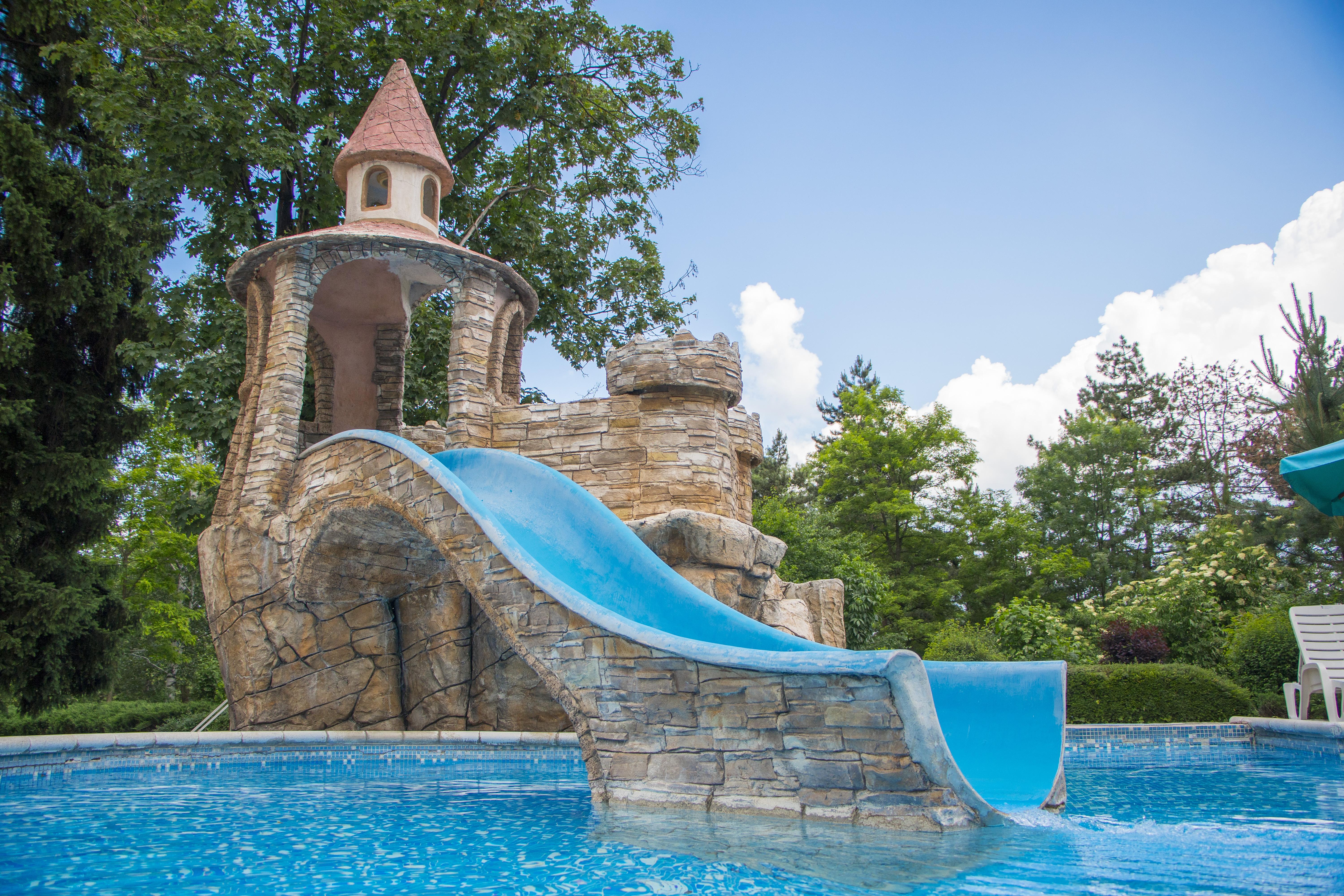 Spa Hotel Dvoretsa Velingrad Exterior foto The slide at the swimming pool