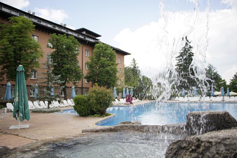 Spa Hotel Dvoretsa Velingrad Exterior foto The outdoor pool at the Hotel